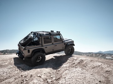 Land Rover Defender &ndash; W stylu Bonda